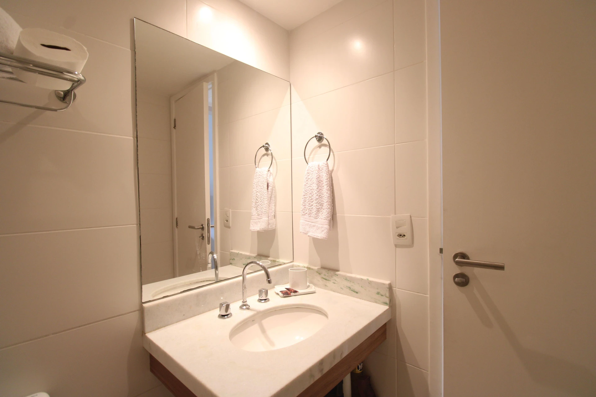 Furnished studio with 1 bedroom and open-plan kitchen — photo 9