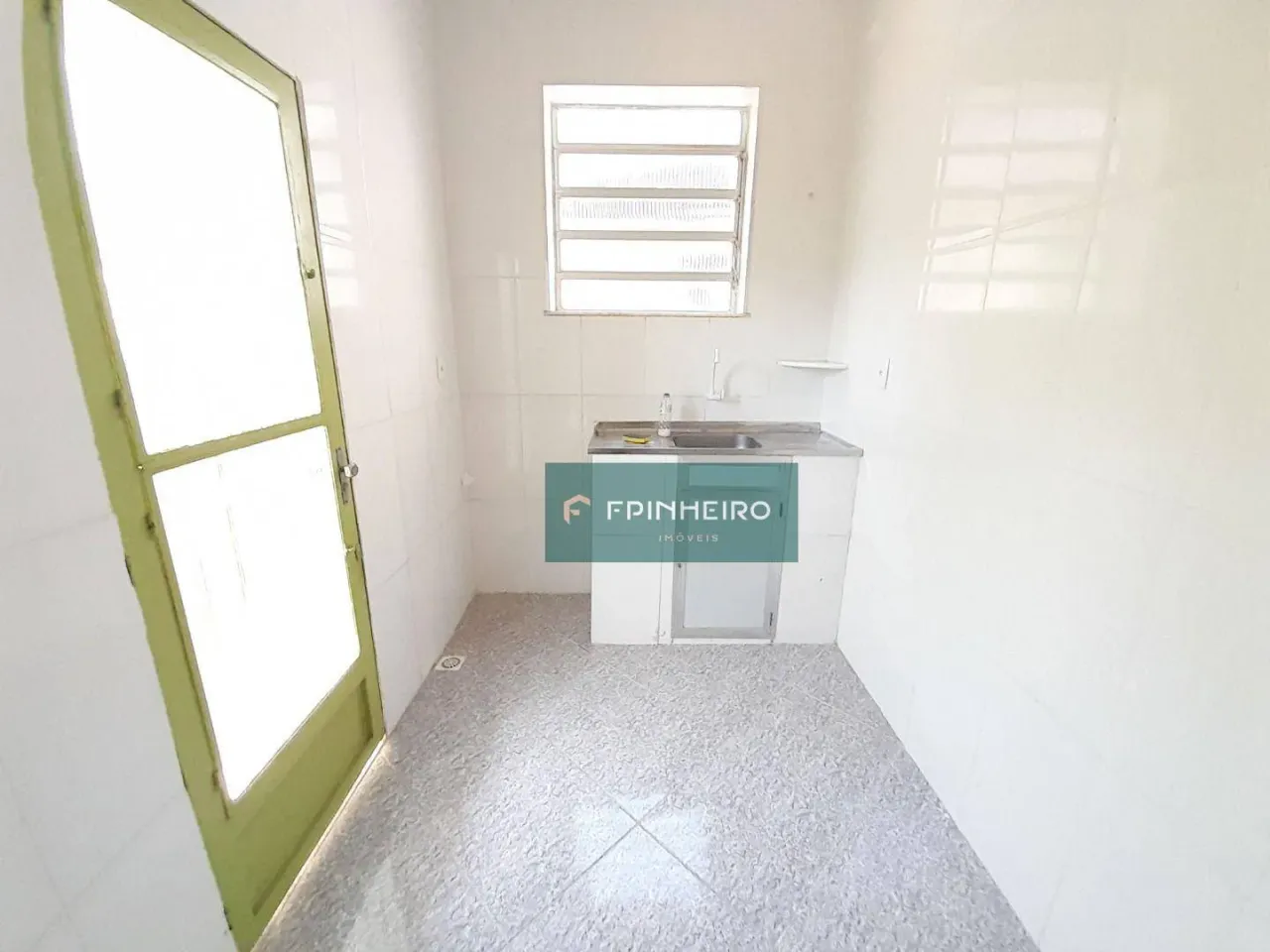 Casa com 2 dormitórios, 1 banheiro e varanda — photo 2