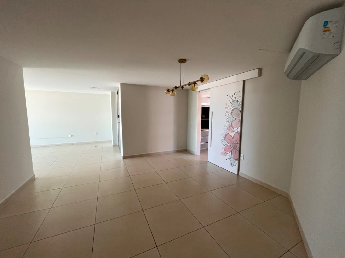4-bedroom apartment in a building with a gym — photo 7