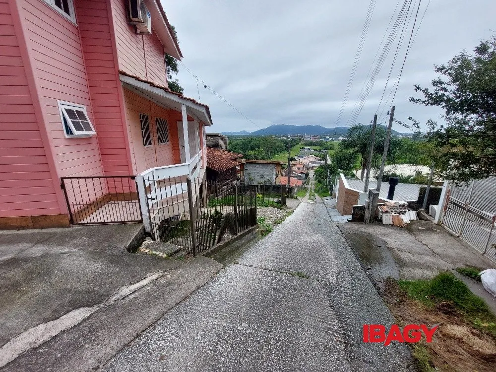 2-bedroom house with a mountain view in Florianópolis — photo 27