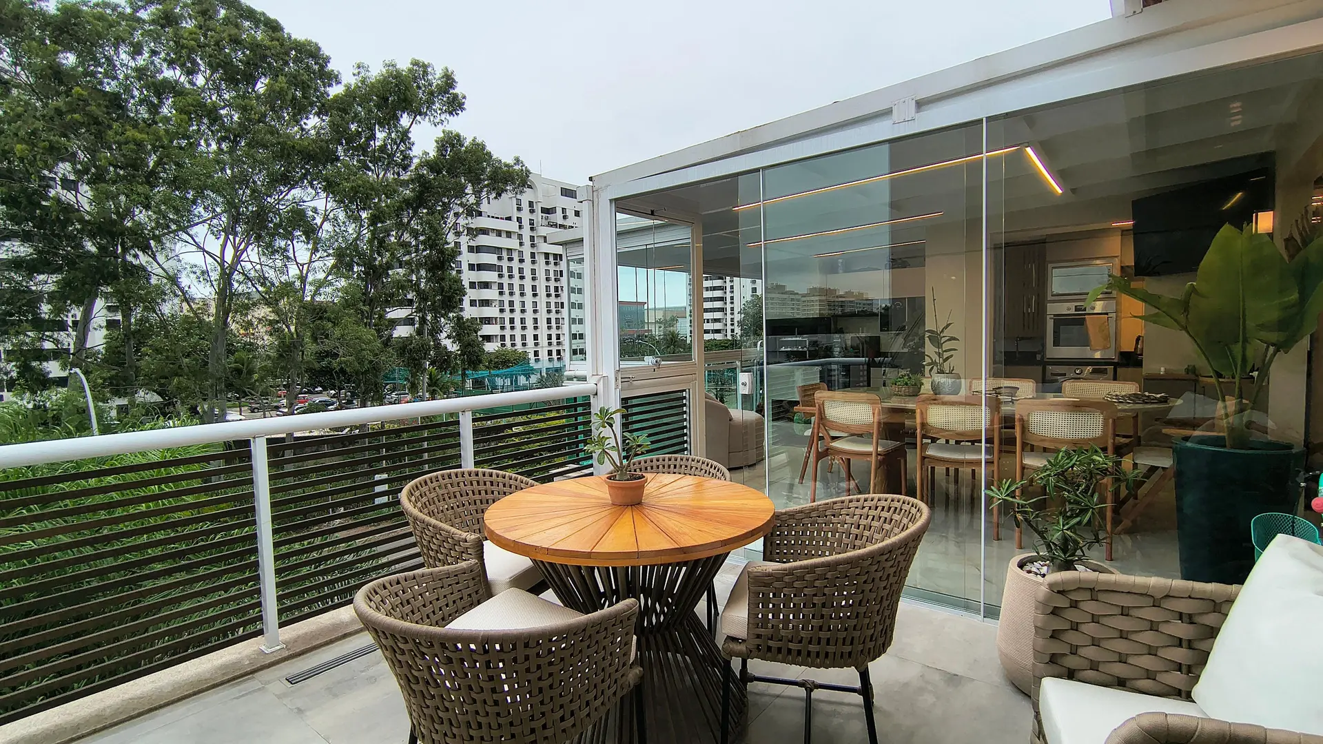 Furnished apartment, 150 m², with a grill on the balcony — photo 33