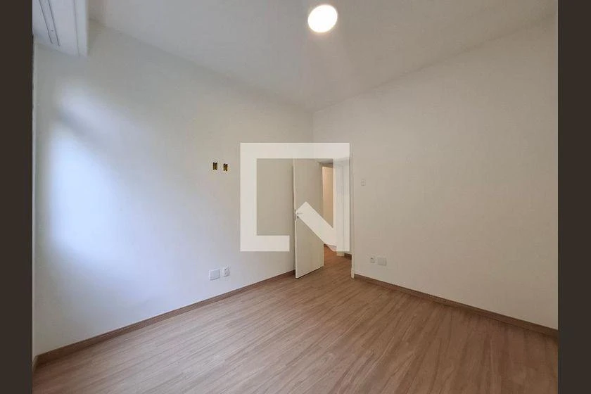 Wood or laminate floors in a 2-bedroom apartment, 68 m² — photo 18