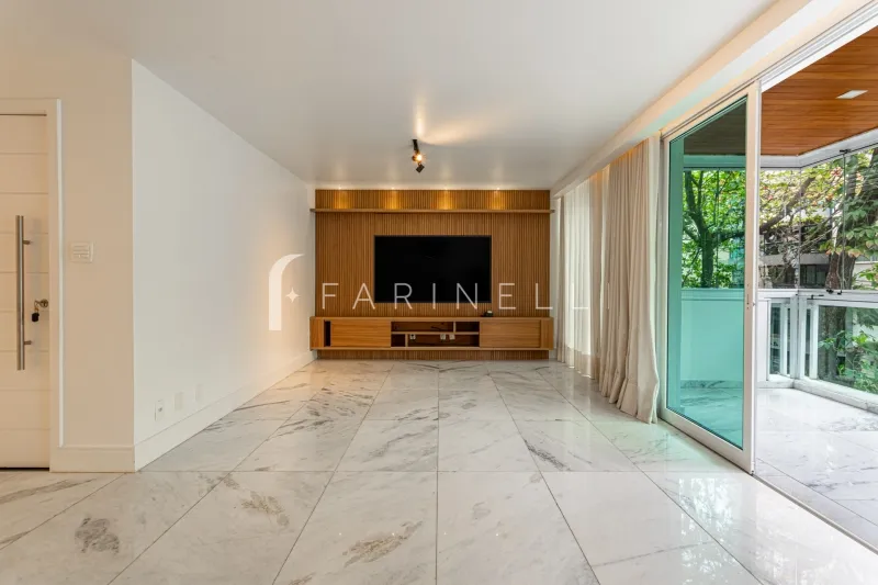 Glass-enclosed balcony in a 3-bedroom apartment, 136 m²