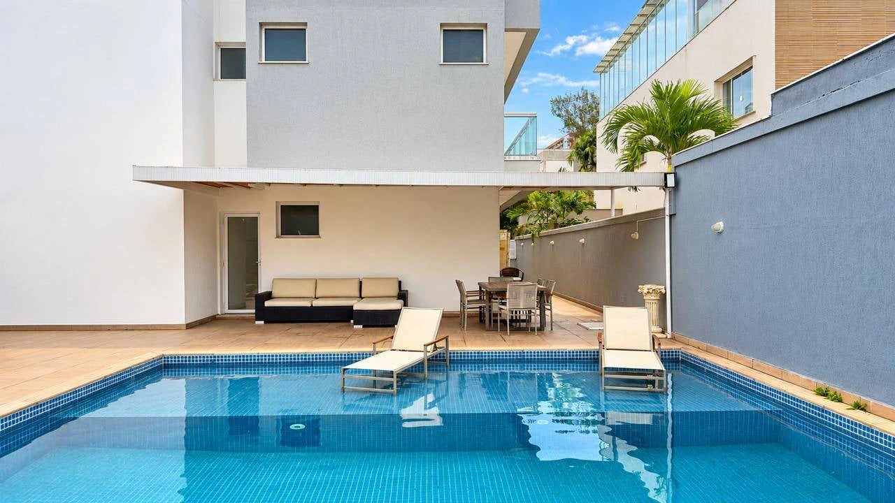 4-bedroom house with floor-to-ceiling windows — photo 18