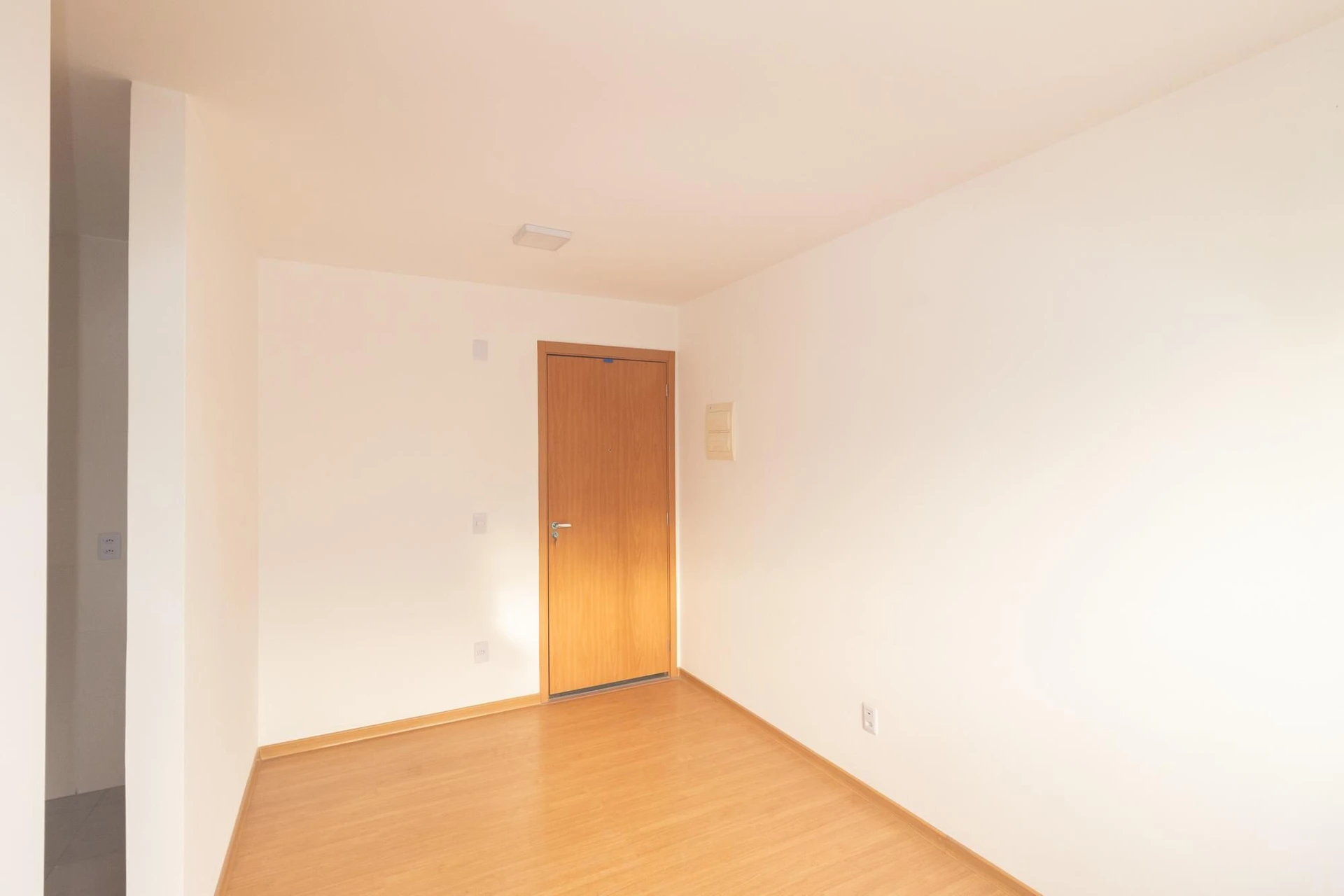 Unfurnished apartment with 2 bedrooms and laundry area — photo 9