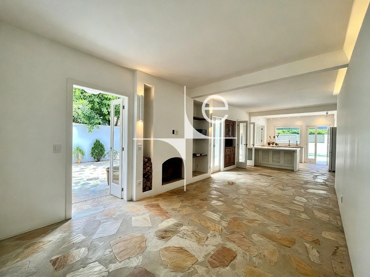 Water view in a 3-bedroom house, 220 m² — photo 22