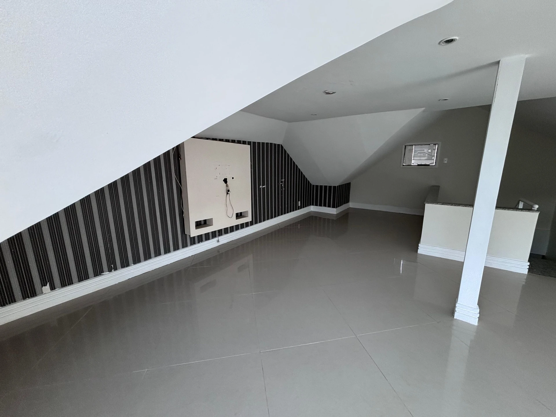 Condo house with 6 bedrooms and a balcony grill — photo 75