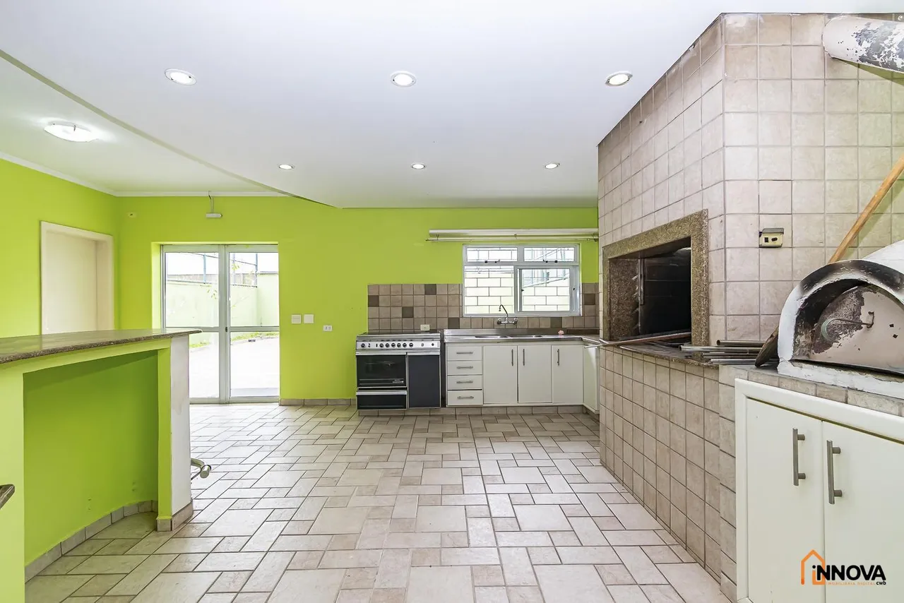Casa mobiliada com 3 dormitórios e 550 m²