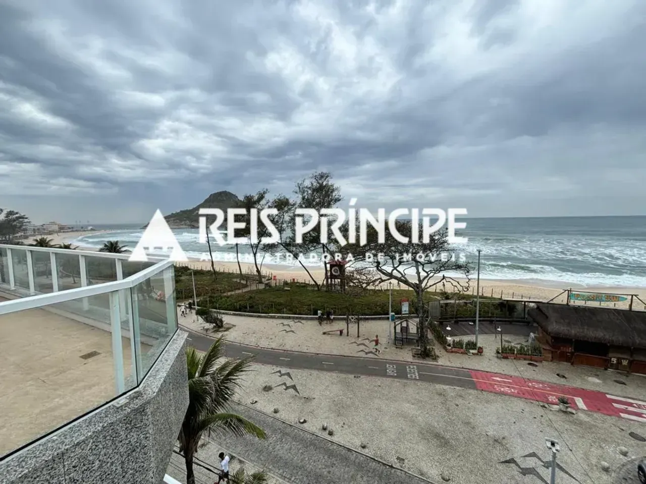 Unfurnished apartment with 4 bedrooms and a glass balcony — photo 17