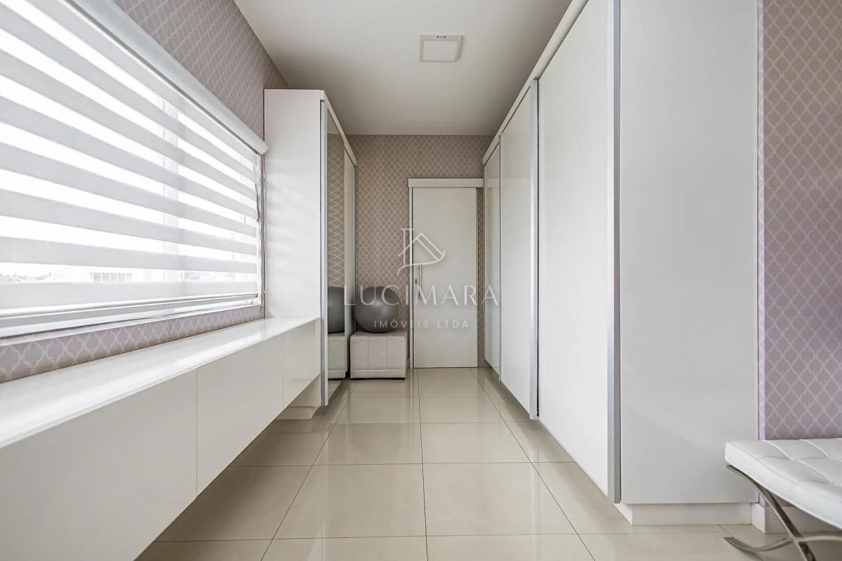 Bathtub in a 4-bedroom house, 400 m² — photo 38