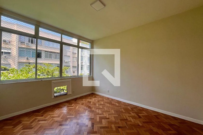 Wood or laminate floors in a 2-bedroom apartment, 80 m² — photo 3