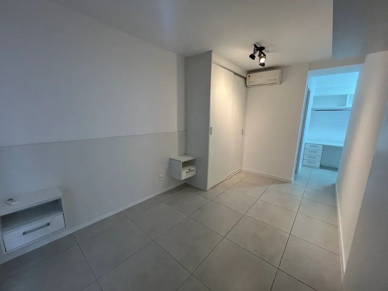 Unfurnished 2-bedroom apartment with built-in wardrobes — photo 7