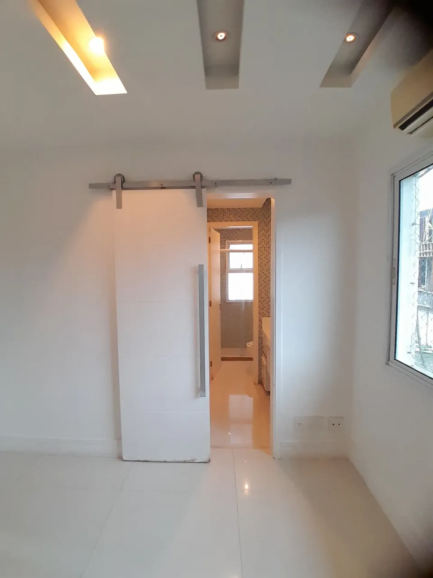 House with 4 en-suite bedrooms and 3 parking spots — photo 54