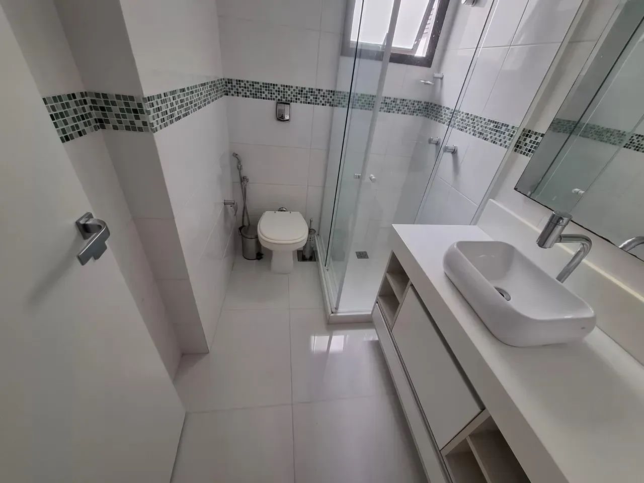 Glass-enclosed balcony in a 2-bedroom apartment, 107 m² — photo 19
