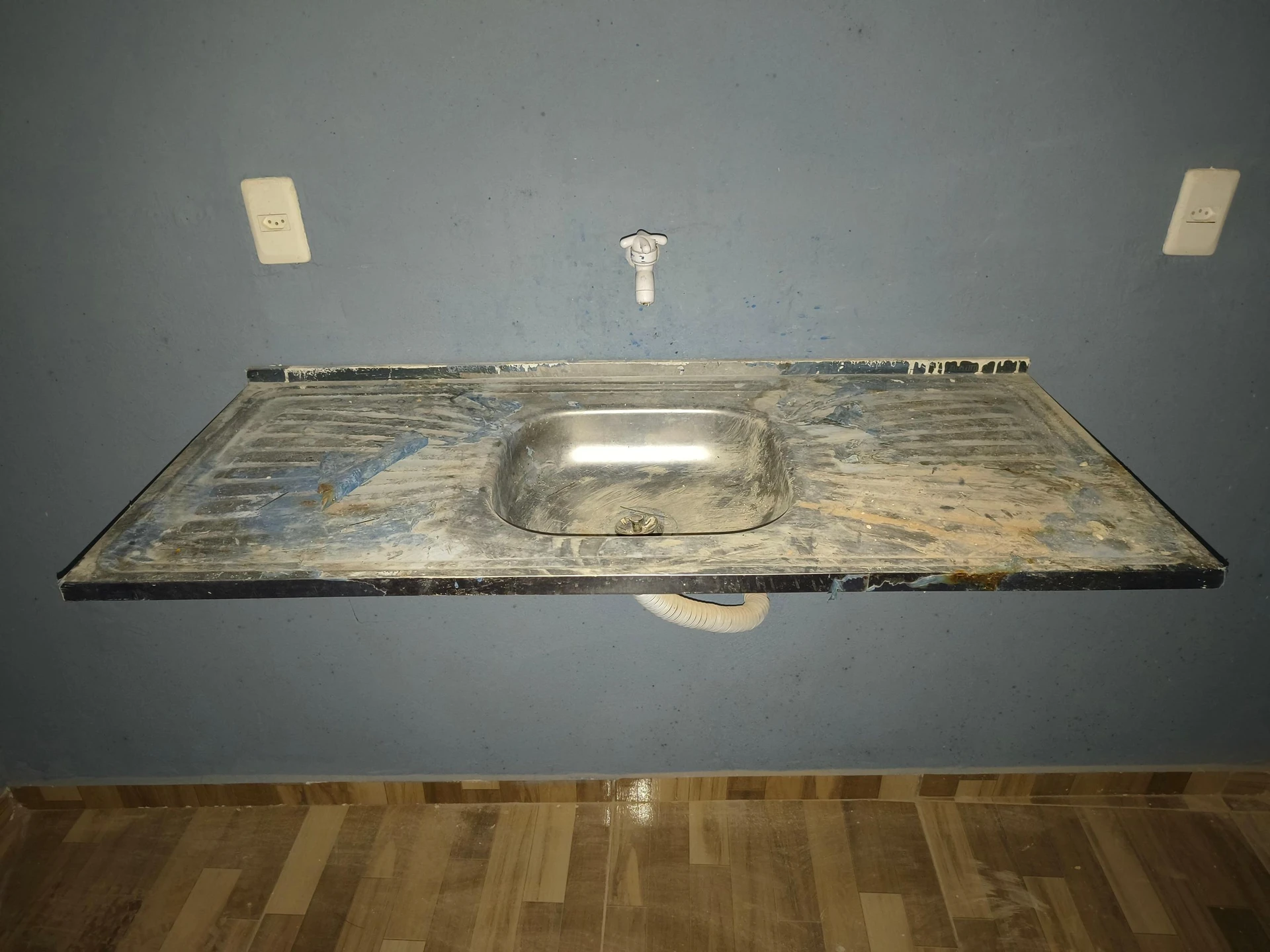 Unfurnished studio with a balcony and laundry area — photo 23
