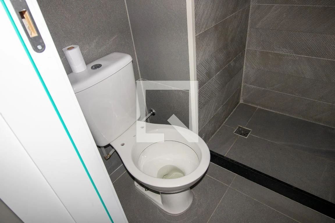 One-bedroom apartment in a building with a gym — photo 18