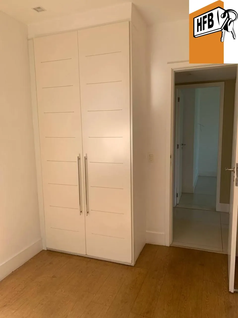 4-bedroom apartment in a building with a pool — photo 4