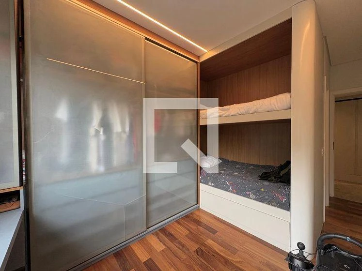 2-bedroom apartment with a glass-enclosed balcony — photo 4