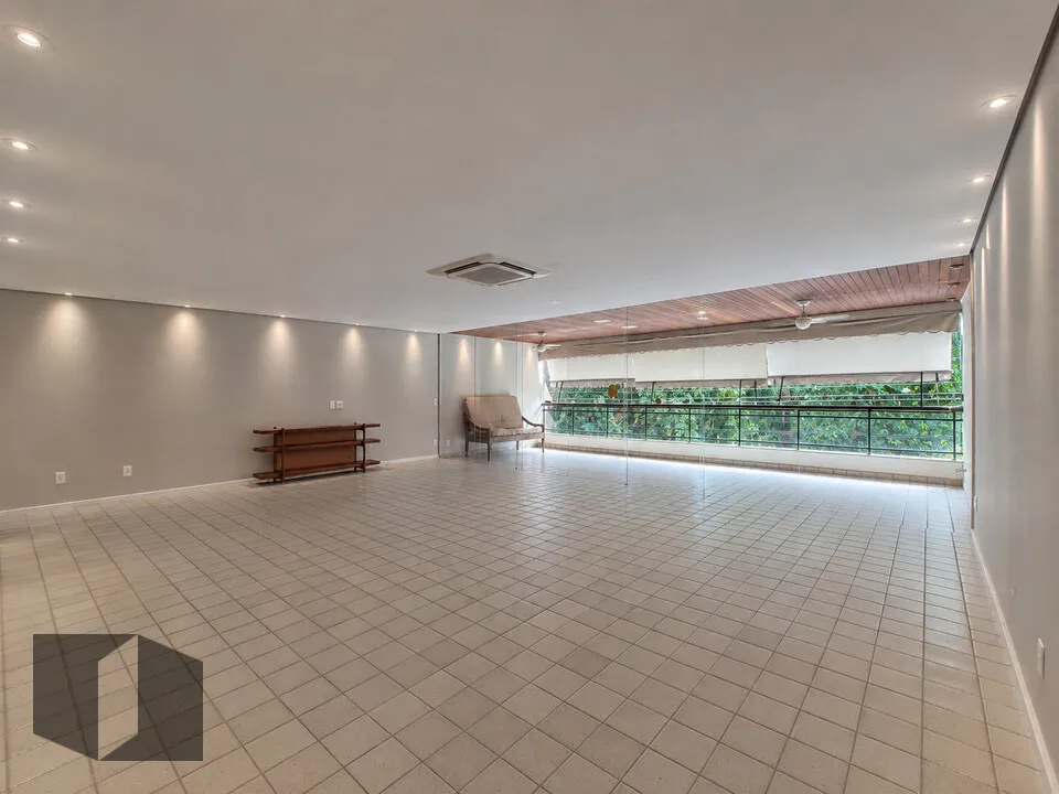 Apartment with air conditioning and 4 bedrooms — photo 10