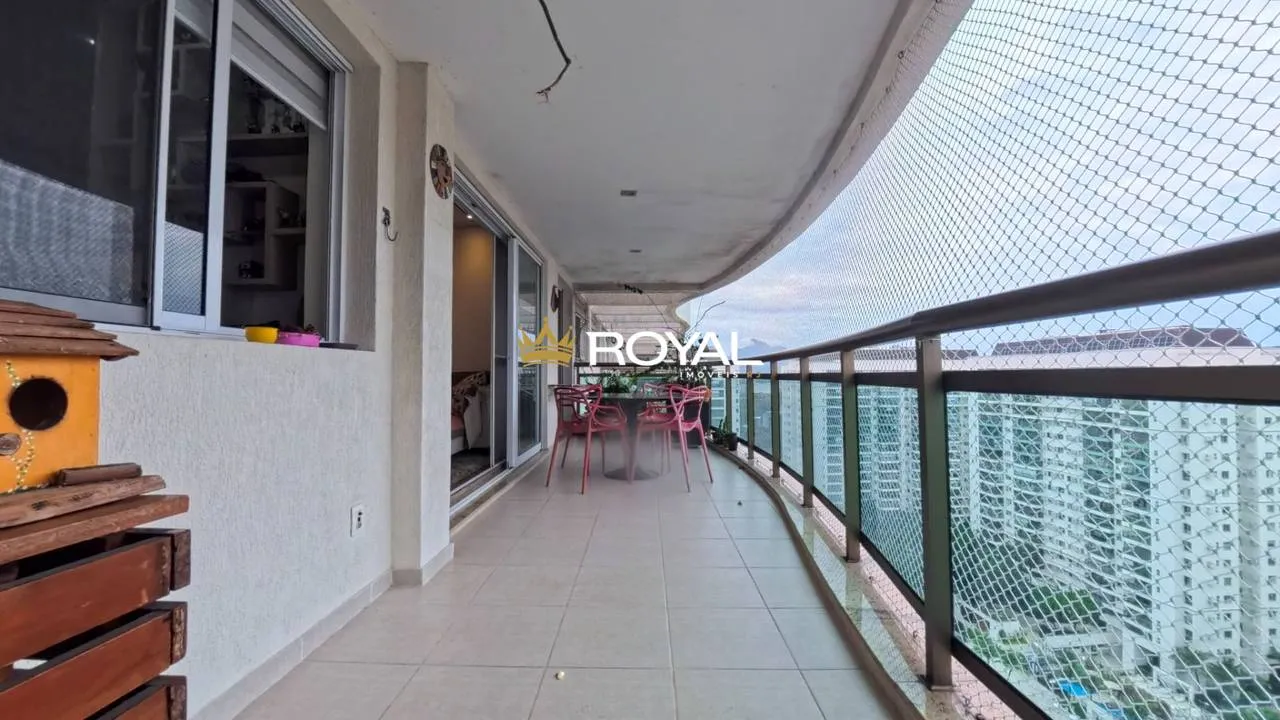 4-bedroom apartment in a building with a pool — photo 8