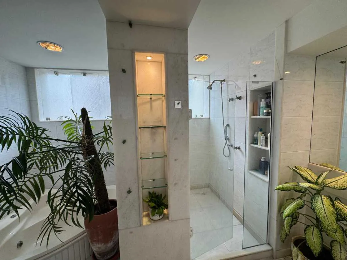 Apartamento de 484 m² com janelas do piso ao teto e banheira — photo 7