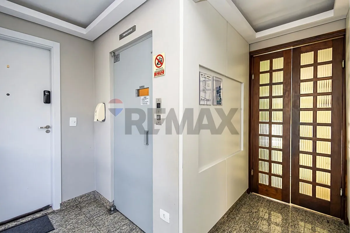 Wood or laminate floors in a 2-bedroom apartment, 70 m² — photo 44