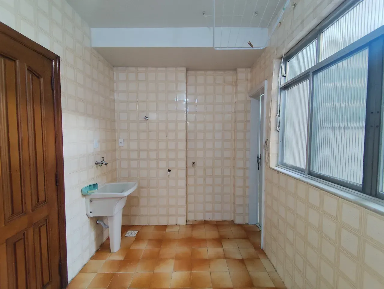 Unfurnished apartment with 2 bedrooms and a washing machine — photo 14