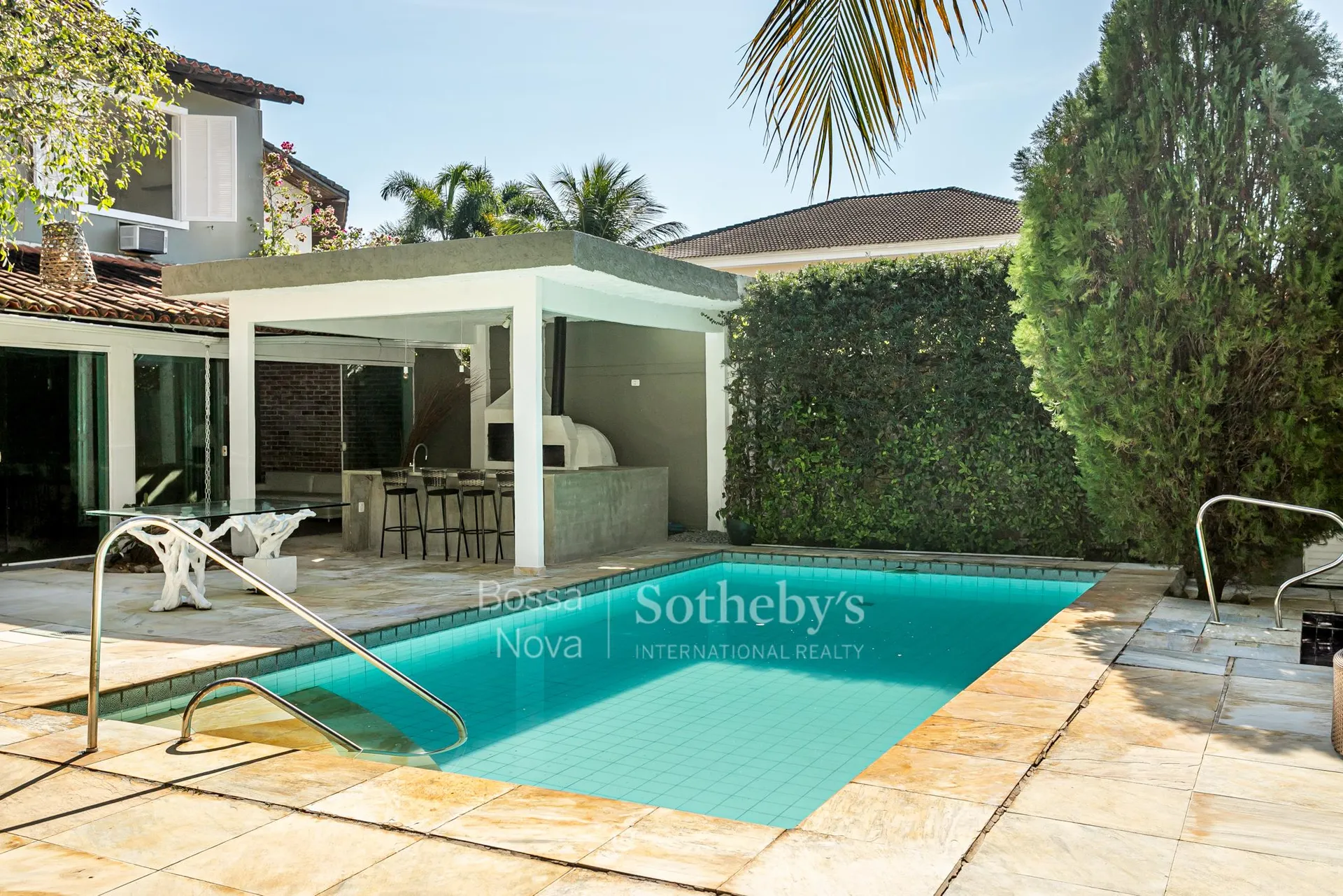 1000 m² house with 6 bedrooms and 4 parking spaces