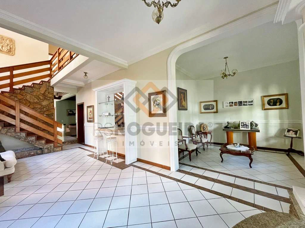 Casa sem mobília com 5 quartos e jardim privativo