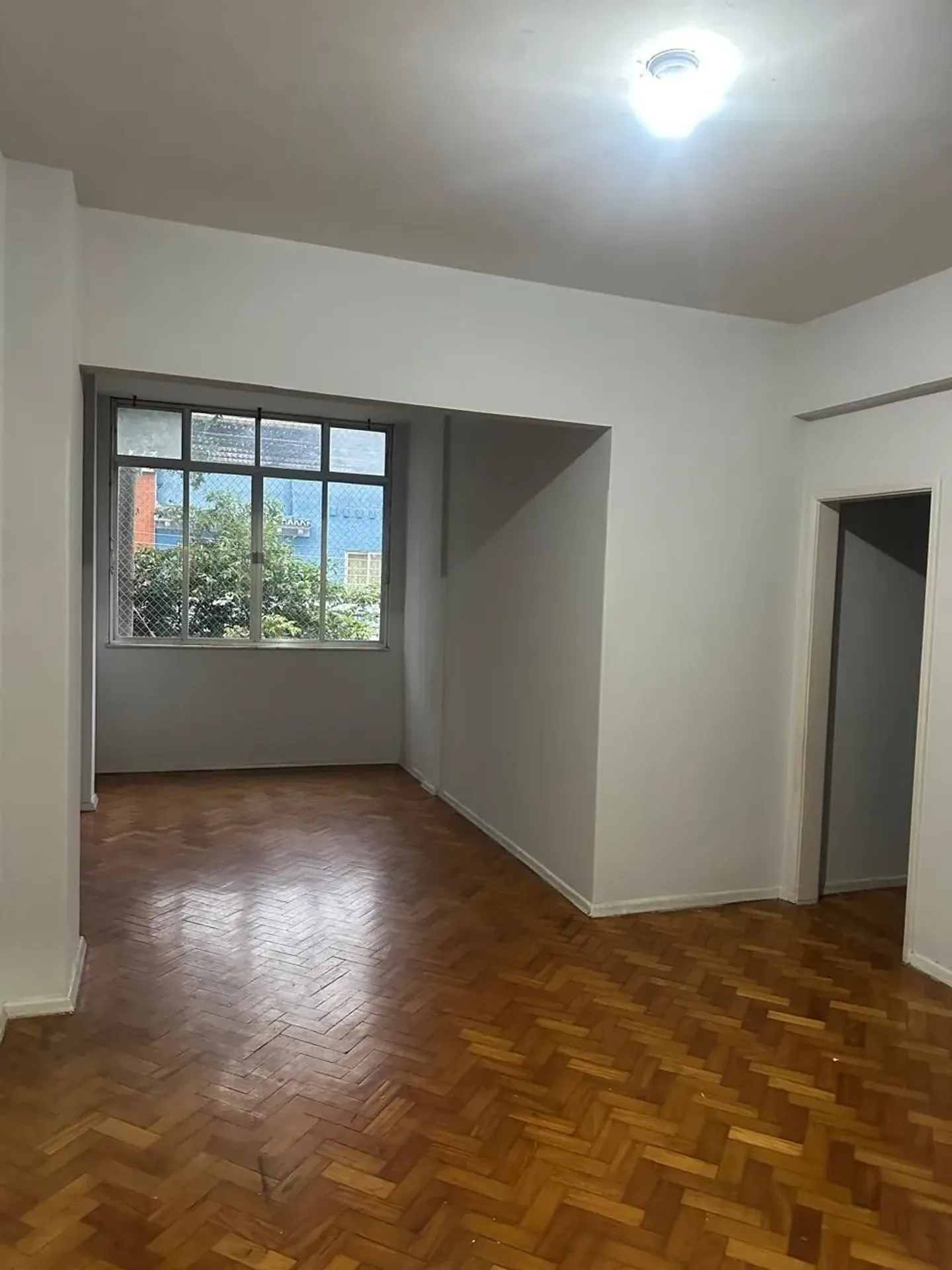 Apartment on the 2nd floor with wood or laminate floors