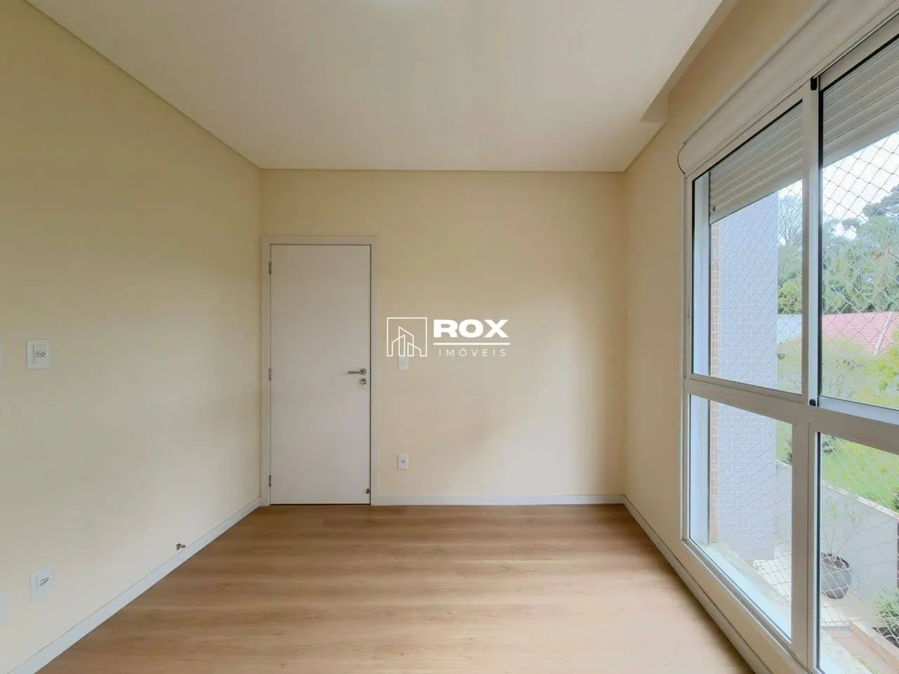 Glass-enclosed balcony in a 3-bedroom apartment, 105 m² — photo 12