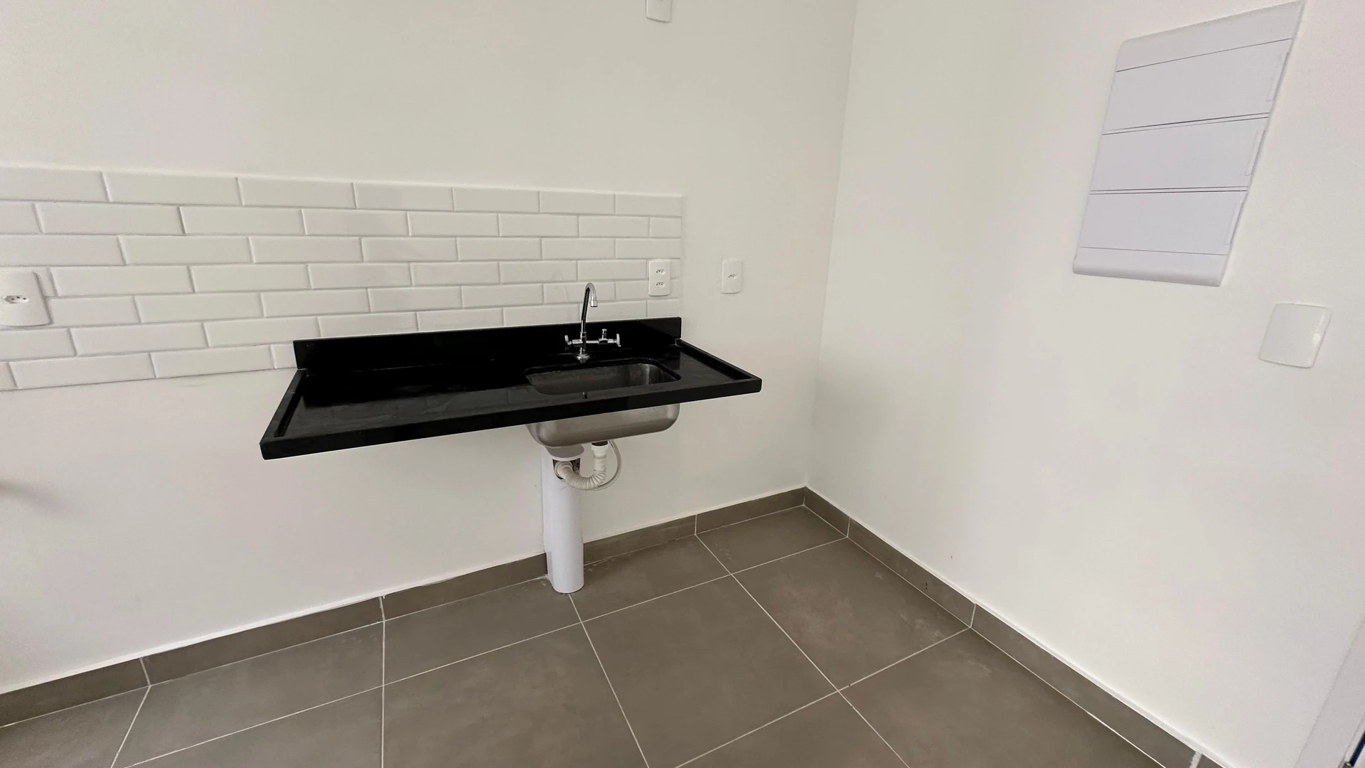 2-bedroom apartment with separate kitchen and pets allowed — photo 4