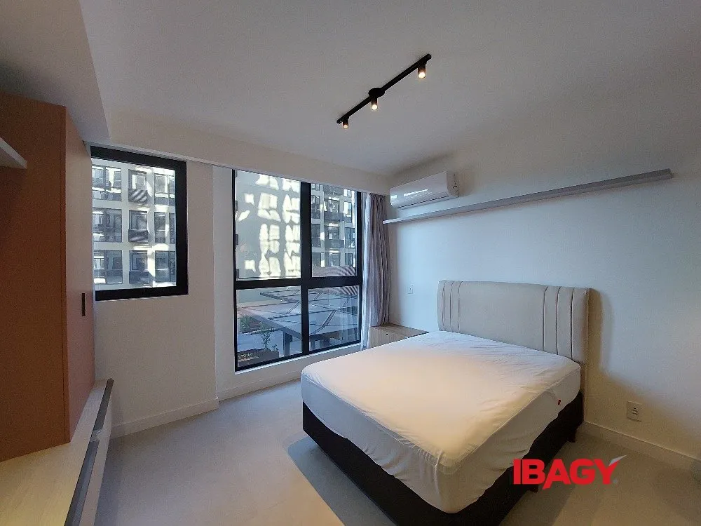 Furnished studio with a glass-enclosed balcony — photo 83