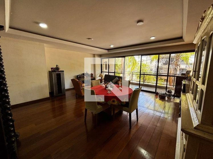 Home office in a 3-bedroom apartment, 153 m²