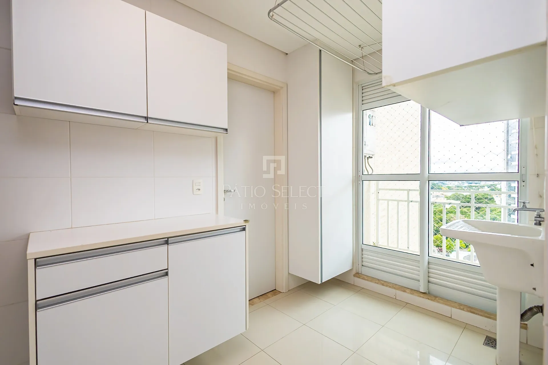 4-bedroom apartment with a fireplace — photo 104