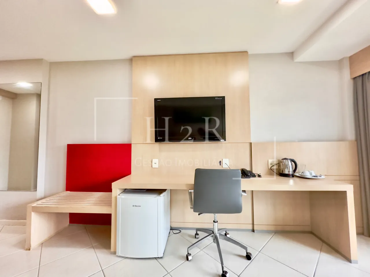 Unfurnished 1-bedroom apartment with glass shower — photo 7