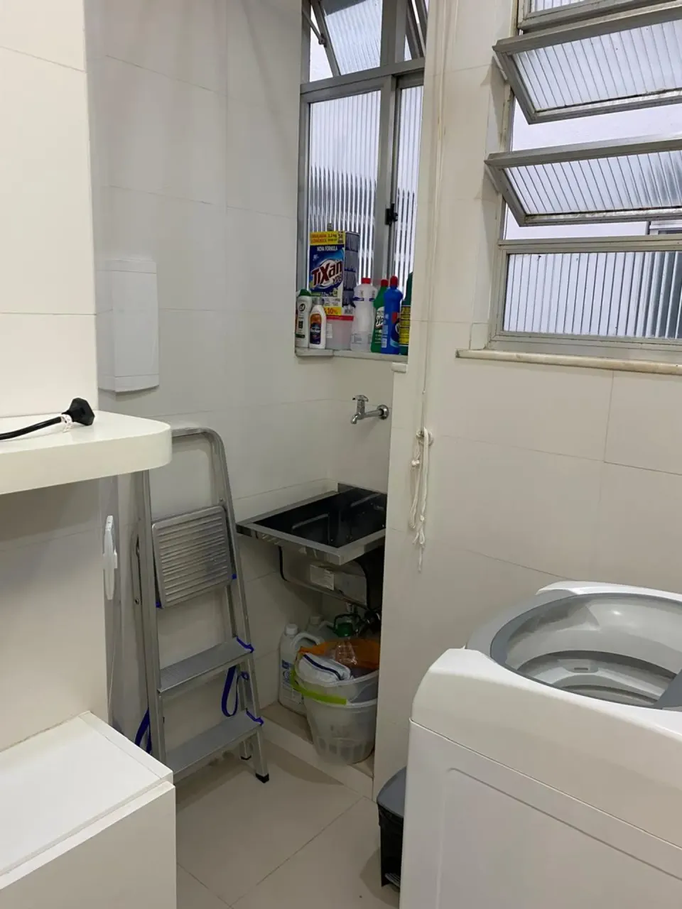 Furnished apartment with glass shower and electric showerhead — photo 12
