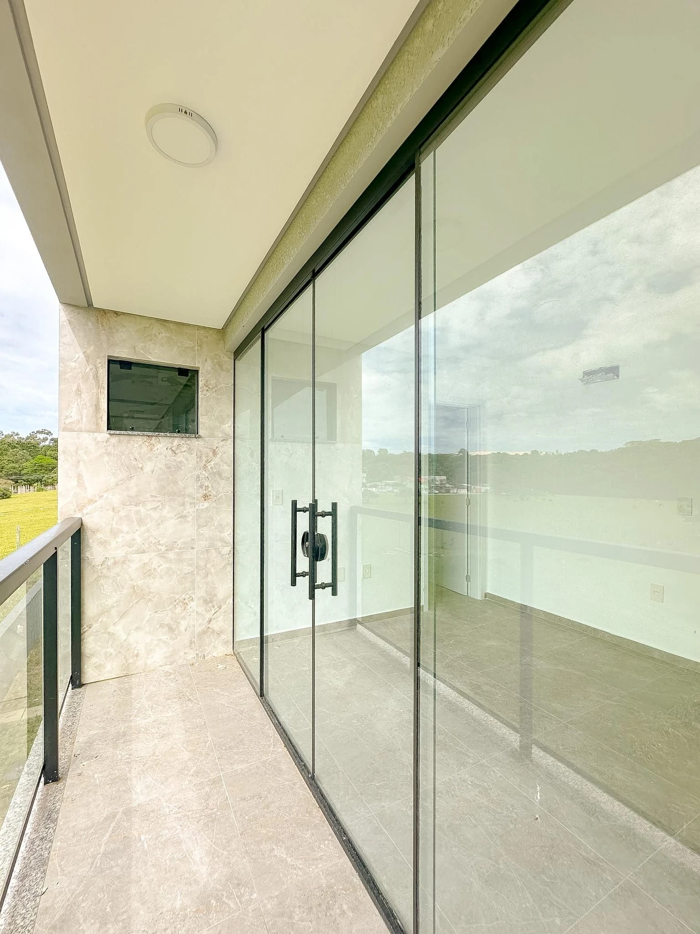 Floor-to-ceiling windows in a 3-bedroom house, 157 m² — photo 49