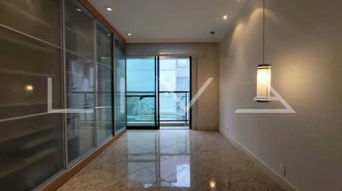 Walk-in closet in a 3-bedroom apartment, 165 m² — photo 14