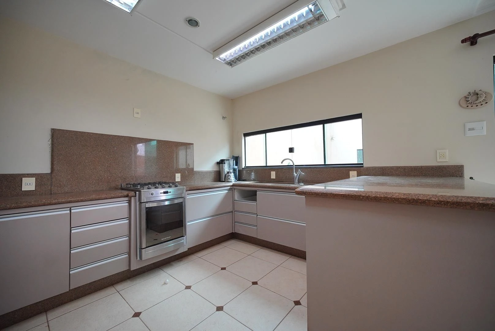 407 m² house with a washing machine and a bathtub — photo 2