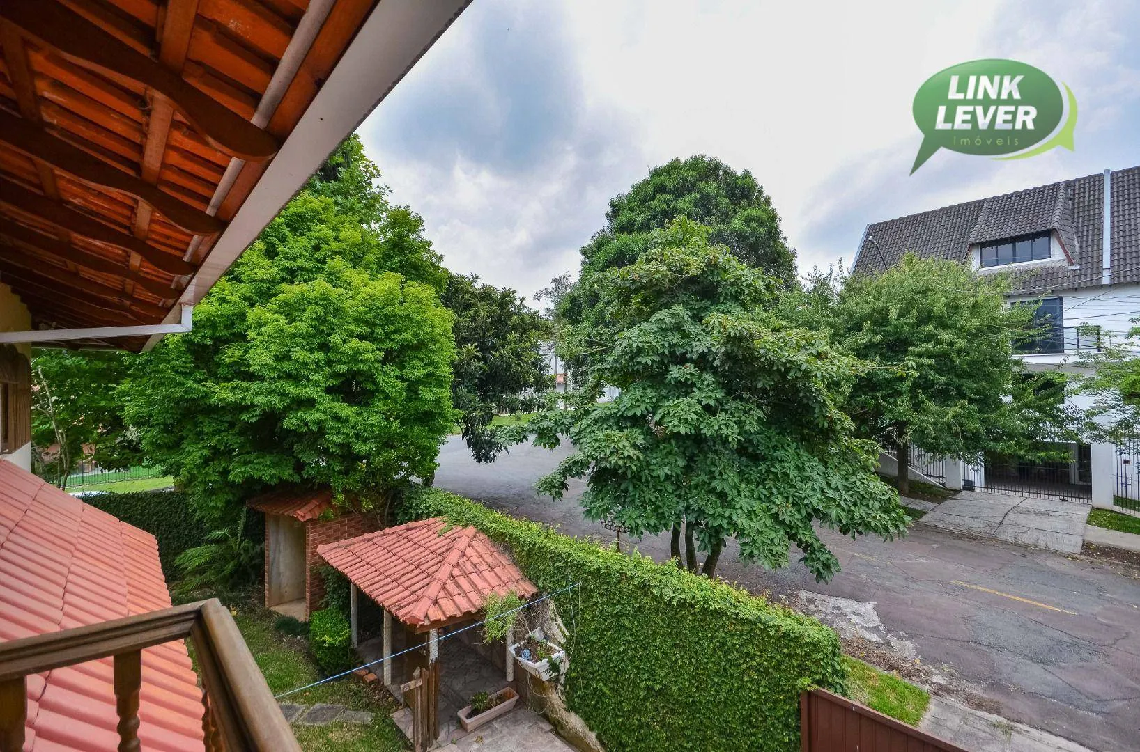 164 m² house with a fireplace and a grill on the balcony — photo 34