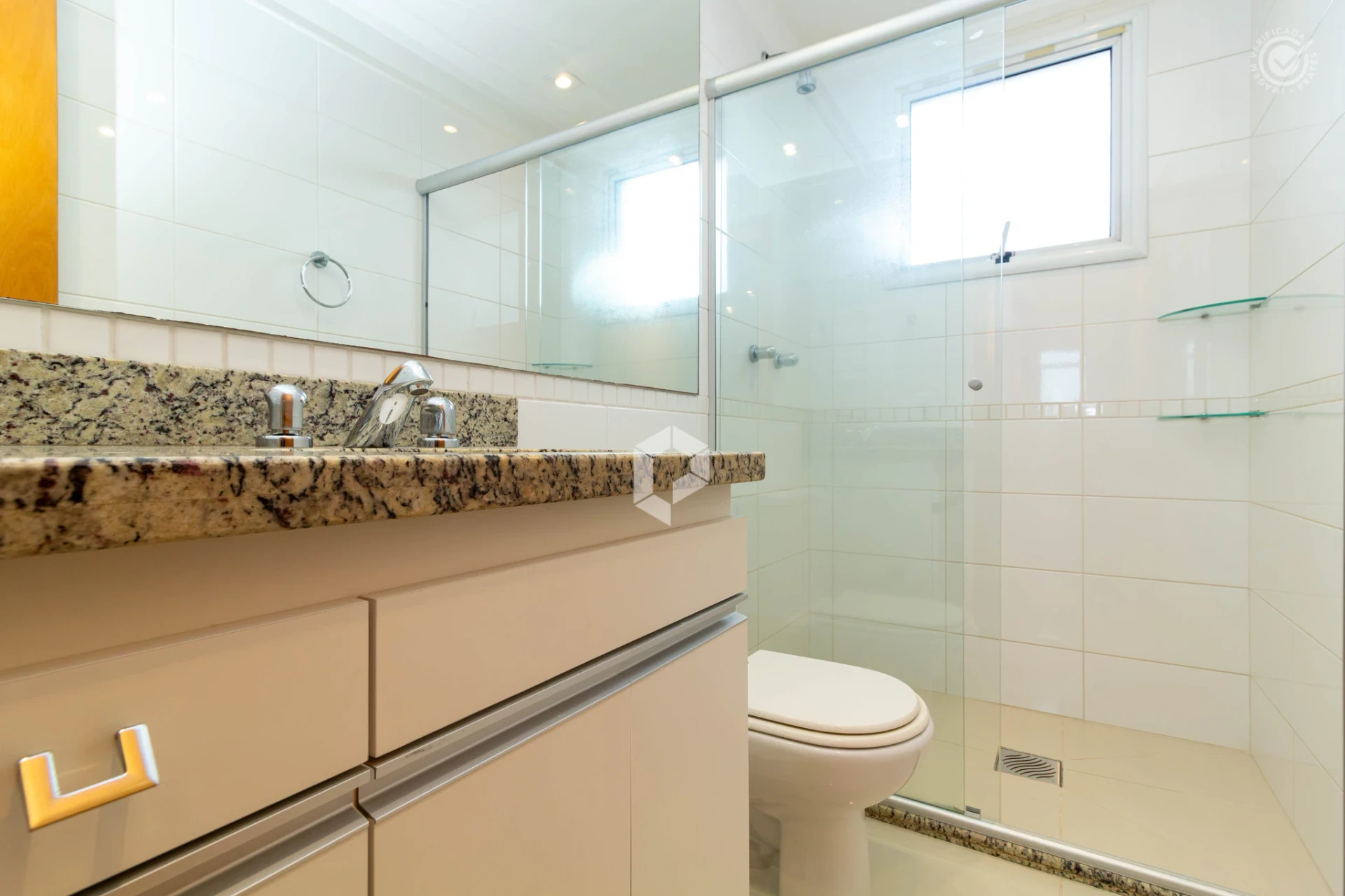 Bathtub in a 3-bedroom apartment, 180 m² — photo 12
