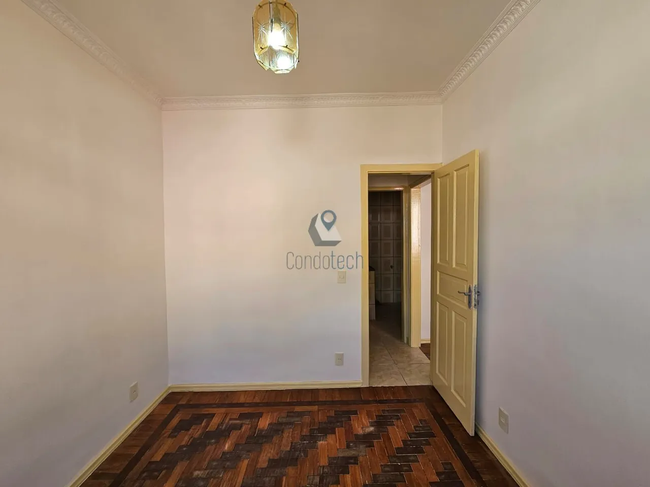 Apartamento de 2 quartos com piso de madeira ou laminado — photo 14