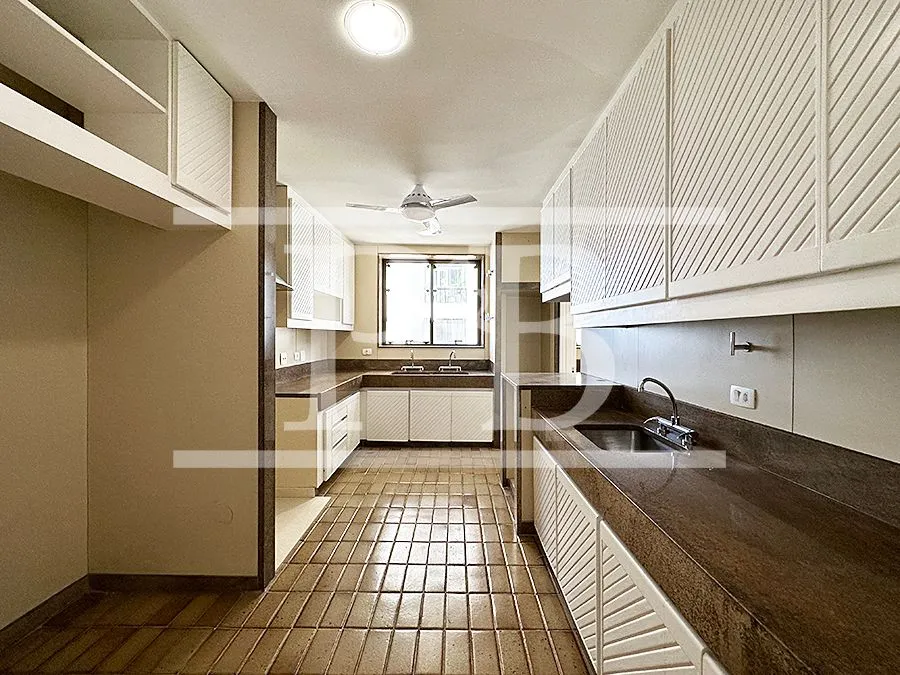 Квартира з 4 спальнями та балконом 410 м² — photo 35