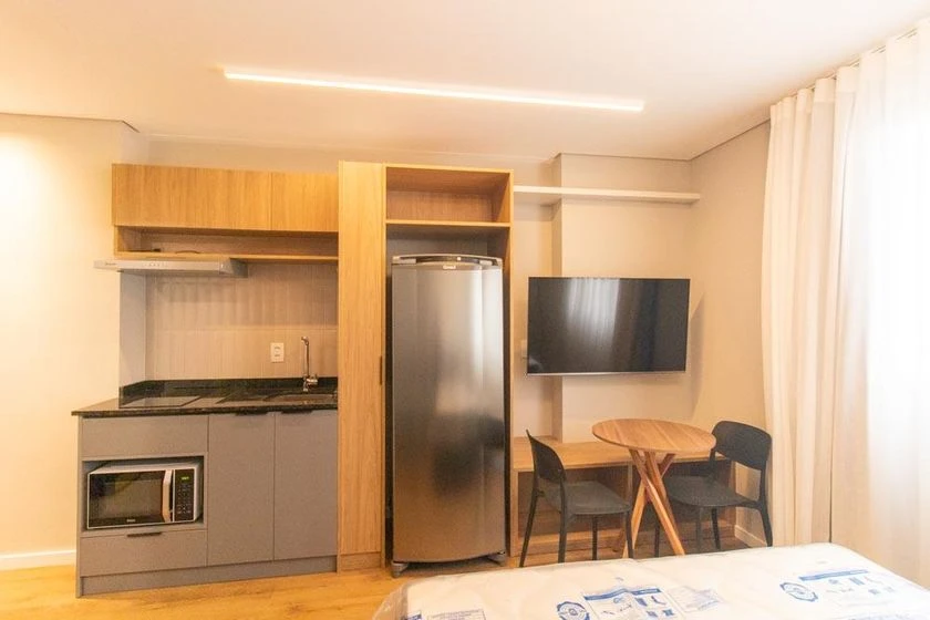 Furnished studio kitnet with an open-plan kitchen — photo 3