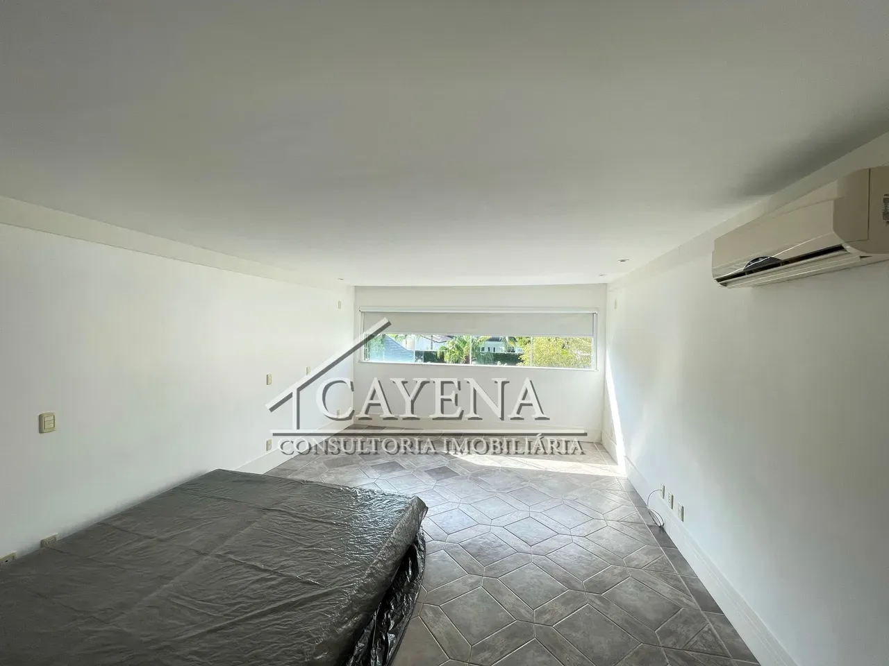 4 quartos e banheira: casa de 650 m² — photo 47