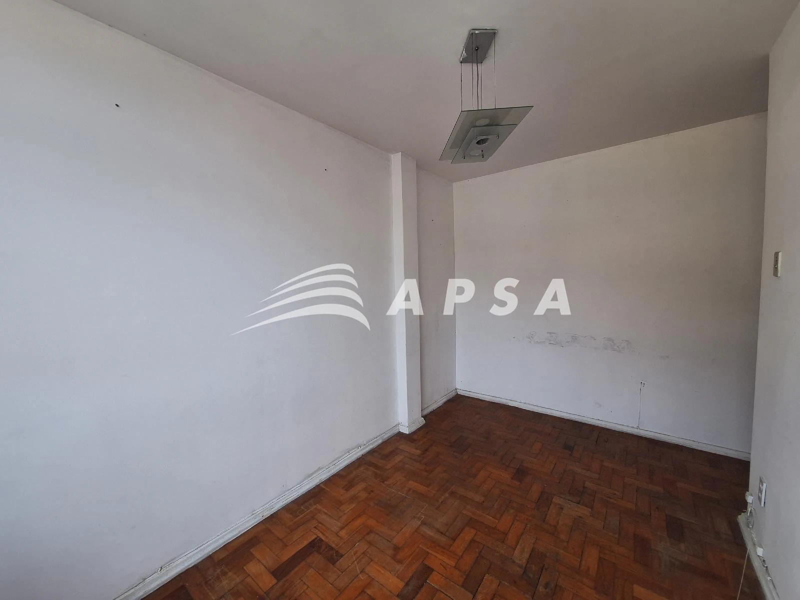Wood or laminate floors in a one-bedroom apartment, 47 m² — photo 15