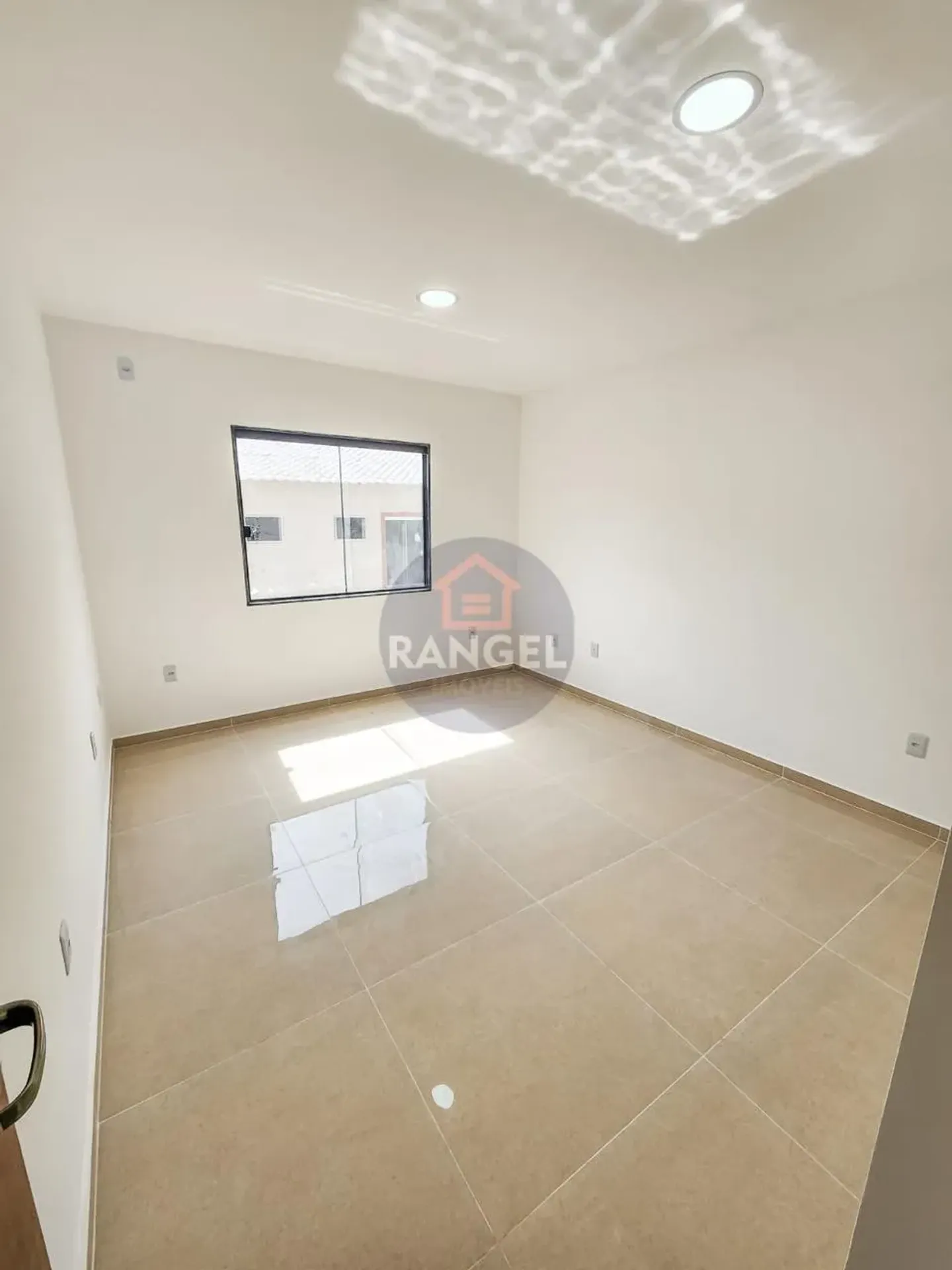 Balcony with a grill in a 3-bedroom house, 200 m² — photo 8