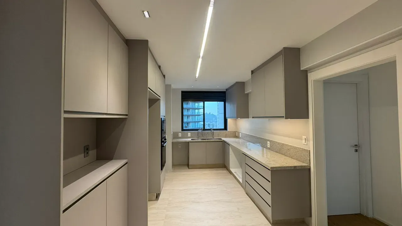 Apartment with 4 bedrooms, 5 bathrooms and enclosed balcony — photo 4
