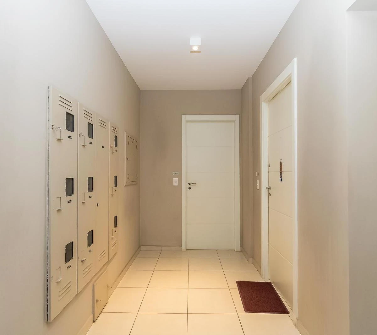 Квартира 71 м² с застеклённым балконом и панорамными окнами — photo 32